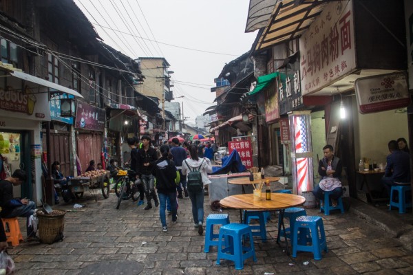 疫情下的独特风景，探访小巷特色小店，和平最新疫情动态报道